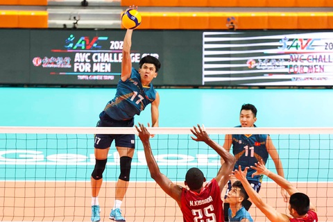 Bóng chuyền nam Việt Nam thua Thái Lan ở bán kết AVC Challenge Cup - Ảnh 2. Ngọc Thuân (áo xanh) là điểm sáng của tuyển bóng chuyền nam Việt Nam trước Thái Lan - Ảnh: AVC