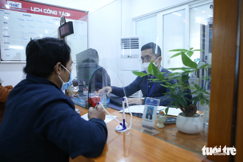 Người lao động làm thủ tục liên quan đến bảo hiểm thất nghiệp tại Trung tâm dịch vụ việc làm Hà Nội - Ảnh: HÀ QUÂN Người lao động làm thủ tục liên quan đến bảo hiểm thất nghiệp tại Trung tâm Dịch vụ việc làm Hà Nội - Ảnh: HÀ QUÂN