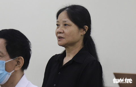 Sáng nay, hai cựu giảng viên hầu tòa vụ lộ đề môn sinh thi tốt nghiệp THPT năm 2021 - Ảnh 1. Bà Phạm Thị My tại tòa - Ảnh: DANH TRỌNG