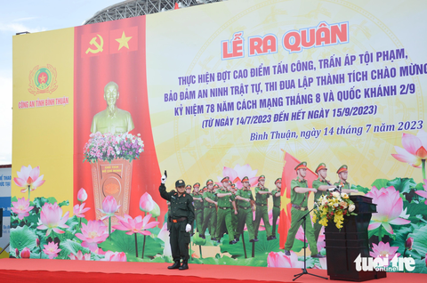 Bình Thuận kiên quyết xử lý các “băng nhóm” lấn chiếm đất đai - Ảnh 1. Đại tá Huỳnh Ngọc Liêm - phó giám đốc Công an tỉnh Bình Thuận - phát động lễ ra quân cao điểm trấn áp tội phạm ở địa phương - Ảnh: ĐỨC TRONG