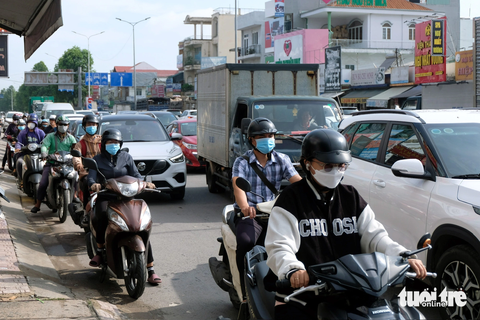 Phong tỏa hầm chui Tân Phong xử lý ngập, giao thông ùn ứ kéo dài - Ảnh 3. Đường Đồng khởi hướng từ phường Trảng Dài đi Khu công nghiệp Amata ùn tắc do đóng cửa hầm chui khắc phục sự cố ngập.