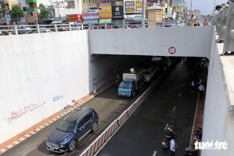 Phong tỏa hầm chui Tân Phong xử lý ngập, giao thông ùn ứ kéo dài - Ảnh 8. Khoảng 8h30, một hướng trong hầm chui thông xe, hướng còn lại vẫn bị chặn để tiếp tục xử lý sự cố.