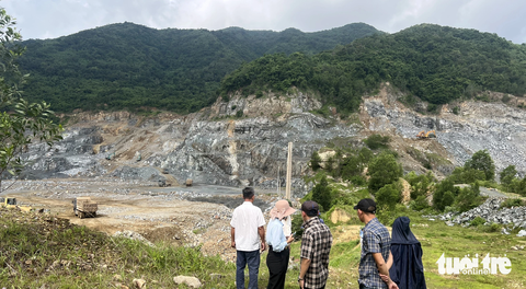 Chủ tịch HĐND tỉnh Bà Rịa - Vũng Tàu yêu cầu giảm họp ngay, tăng cường đi cơ sở - Ảnh 3. Đoàn cán bộ của các sở, ngành tỉnh Bà Rịa - Vũng Tàu đi khảo sát mỏ vật liệu để phục vụ thi công cao tốc Biên Hòa - Vũng Tàu - Ảnh: ĐÔNG HÀ