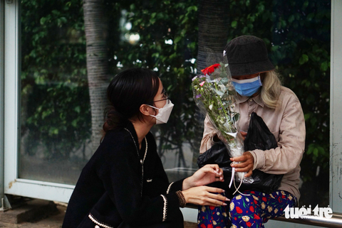 Những bông hoa hạnh phúc miễn phí cho mọi người - Ảnh 5. Chị Khánh Ngọc tự tay tặng hoa cho một cụ bà vô gia cư