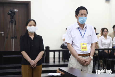 Vụ lộ đề môn sinh thi tốt nghiệp THPT năm 2021: Không phải là vụ án lộ đề thi - Ảnh 1. Bị cáo My (trái) và Sâm nghe tòa tuyên án - Ảnh: DANH TRỌNG