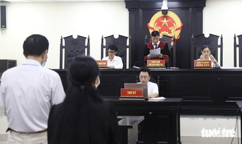 Vụ lộ đề môn sinh thi tốt nghiệp THPT năm 2021: Không phải là vụ án lộ đề thi - Ảnh 2. Chủ tọa Nguyễn Đình Tiến tuyên án với các bị cáo - Ảnh: DANH TRỌNG