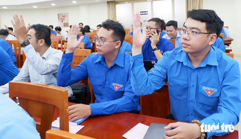 Quan tâm thanh niên công nhân mất việc làm và sinh viên hoàn cảnh khó khăn - Ảnh 2. Các đại biểu đã biểu quyết thông qua nghị quyết hội nghị - Ảnh: K.ANH
