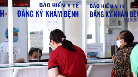 Người nghèo được hỗ trợ tiền đóng BHYT - Ảnh 1. Người dân đăng ký khám bệnh có bảo hiểm y tế tại Bệnh viện Thống Nhất (quận Tân Bình, TP.HCM) - Ảnh: DUYÊN PHAN