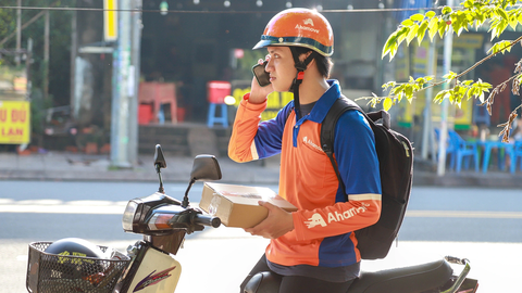Mùa hè không có tiếng ve kêu - Kỳ 2: Giọt mồ hôi giữa tháng 7 trời mưa - Ảnh 1. Duy rong ruổi các nẻo đường TP.HCM để giao hàng - Ảnh: AN VI
