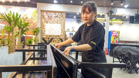 Mùa hè không có tiếng ve kêu - Kỳ 2: Giọt mồ hôi giữa tháng 7 trời mưa - Ảnh 3. Việc đi làm thêm giúp Thảo hiểu sự khổ cực và thương mẹ mình nhiều hơn - Ảnh: AN VI