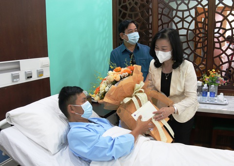 Có bệnh viện thiếu thuốc vì…thiếu đoàn kết - Ảnh 2. Bà Đào Hồng Lan thăm và tặng quà cho anh T.V.G. - bệnh nhân trong ca ghép tim xuyên Việt lần thứ 9 của Bệnh viện Trung ương Huế - Ảnh: NHẬT LINH