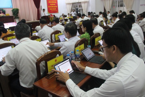 Hậu Giang sẽ là trung tâm công nghiệp của vùng Đồng bằng sông Cửu Long - Ảnh 1. Đại biểu HĐND tỉnh Hậu Giang bấm nút thông qua quy hoạch tỉnh Hậu Giang - Ảnh: Đ.B.