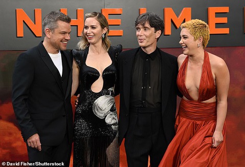 Dàn cast 'Oppenheimer' vừa dự công chiếu vừa... đình công - Ảnh 1. Matt Damon, Emily Blunt, Cillian Murphy và Florence Pugh - 4 diễn viên đóng chính trong Oppenheimer - kịp chụp ảnh tại buổi công chiếu