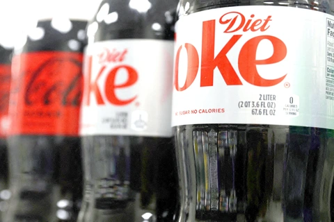 WHO cảnh báo chất tạo ngọt aspartame: Có đáng lo? - Ảnh 1. Những chai Diet Coke - loại thức uống có ga dành cho người ăn kiêng của hãng Coca Cola - được bày bán tại một cửa hàng ở TP New York, Mỹ hôm 28-6 - Ảnh: Reuters