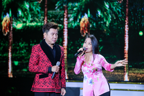 Cẩm Ly, Quốc Đại hát ca khúc quen thuộc Cà phê miệt vườn - Ảnh: NGUYỄN HIỀN Cẩm Ly, Quốc Đại hát ca khúc quen thuộc Cà phê miệt vườn