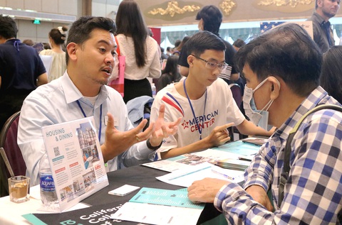 Phụ huynh và học sinh tìm hiểu thông tin du học - Ảnh: TRỌNG NHÂN Phụ huynh và học sinh tìm hiểu thông tin du học - Ảnh: TRỌNG NHÂN