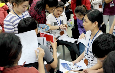 Nhiều bạn trẻ tìm hiểu các chương trình vừa học vừa làm ở nước ngoài tại TP.HCM - Ảnh: TỰ TRUNG Nhiều bạn trẻ tìm hiểu các chương trình vừa học vừa làm ở nước ngoài tại TP.HCM - Ảnh: TỰ TRUNG