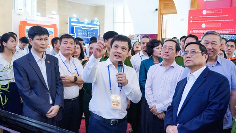 Ông Nguyễn Văn Khoa - Tổng Giám đốc FPT trình bày đề xuất chiến lược dữ liệu số địa phương với Thủ tướng Phạm Minh Chính và lãnh đạo bộ, ngành tại gian hàng triển lãm của FPT - Ảnh: FPT Ông Nguyễn Văn Khoa - Tổng Giám đốc FPT trình bày đề xuất chiến lược dữ liệu số địa phương với Thủ tướng Phạm Minh Chính và lãnh đạo bộ, ngành tại gian hàng triển lãm của FPT - Ảnh: FPT