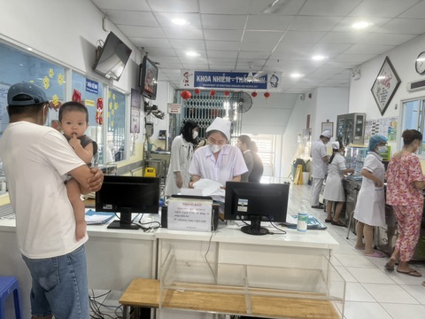TP.HCM: Một tuần hơn 1600 ca mắc bệnh tay chân miệng - Ảnh 1. Khoa nhiễm - thần kinh Bệnh viện Nhi đồng 1 TP.HCM - nơi tiếp nhận nhiều trẻ em mắc bệnh tay chân miệng nặng - Ảnh: T.Dương
