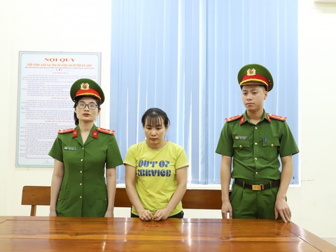 Khởi tố người đàn bà làm chủ đường dây hụi ở chợ Voi - Ảnh 1. Hoàng Thị Thảo (giữa) tại cơ quan công an - Ảnh: CACC