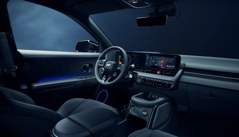 Hyundai Ioniq 5 hiệu suất cao chào sân, công suất không dưới 600 mã lực - Ảnh 3. Nội thất Hyundai Ioniq 5 N trang bị vô lăng hoàn toàn mới cùng khoang lái tập trung vào khả năng vận hành tốc độ cao nhiều hơn - Ảnh: Hyundai