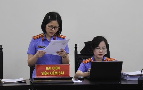 Cựu giáo viên vụ lộ đề thi môn sinh: Kiến thức có trong sách, trùng nội dung không thể tránh khỏi - Ảnh 2. Viện kiểm sát công bố bản luận tội với các bị cáo vụ lộ đề thi môn sinh - Ảnh: DANH TRỌNG