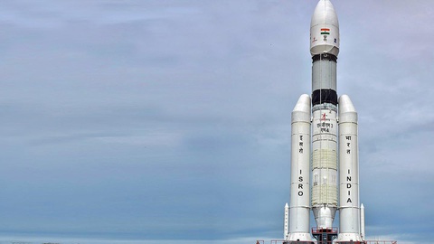 An LVM3 rocket carrying Chandrayaan 3 is being moved to the launch pad ahead of its launch, at the Satish Dhawan Space Station, Sriharikota, July 2023. | Photo Credit: PTI Tàu Chandrayaan-3 trên bệ phóng tại Trung tâm không gian Satish Dhawan ở Sriharikota trước khi được phóng - Ảnh: PTI