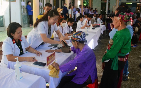 Chương trình “Tri ân tháng 7” của Tuổi trẻ Quân đội về với miền núi xứ Thanh - Ảnh 1. Tuổi trẻ Học viện Quân y khám bệnh, cấp phát thuốc miễn phí cho người dân thuộc diện chính sách ở huyện Thạch Thành (Thanh Hóa) - Ảnh: CTV
