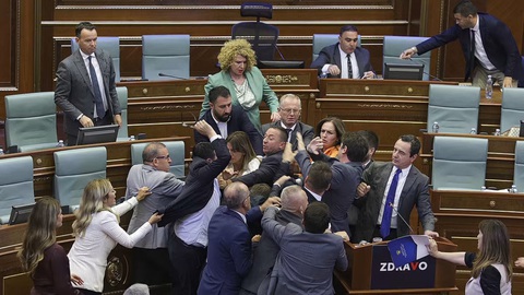 Nghị sĩ hắt nước, ẩu đả tại cơ quan lập pháp Kosovo - Ảnh 1. Các nghị sĩ ẩu đả tại cơ quan lập pháp Kosovo ở Pristina, Kosovo ngày 13-7 - Ảnh: AP