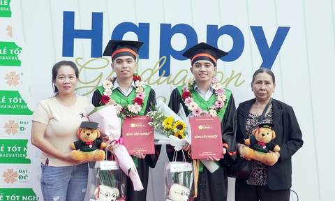 Mẹ (bìa trái) đón xe từ Phú Yên ra Đà Nẵng để chung vui cùng Phát và Quyền - Ảnh: Đ.C. Bà Nguyễn Thị Thanh Thuận (bìa trái) đón xe từ Phú Yên ra Đà Nẵng để chung vui cùng hai con Phát và Quyền - Ảnh: Đ.C.