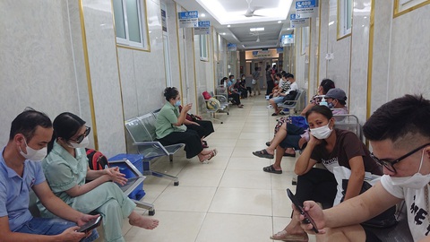Người dân chờ thăm khám tại Bệnh viện Mắt trung ương - Ảnh: D.LIỄU Người dân chờ thăm khám tại Bệnh viện Mắt trung ương - Ảnh: D.LIỄU