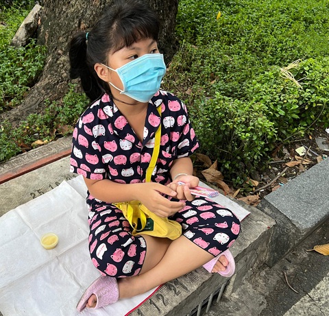 Bé Trương Quỳnh Như với xấp vé số chưa vơi - Ảnh: Y.TRINH Bé Trương Quỳnh Như với xấp vé số chưa vơi - Ảnh: Y.TRINH