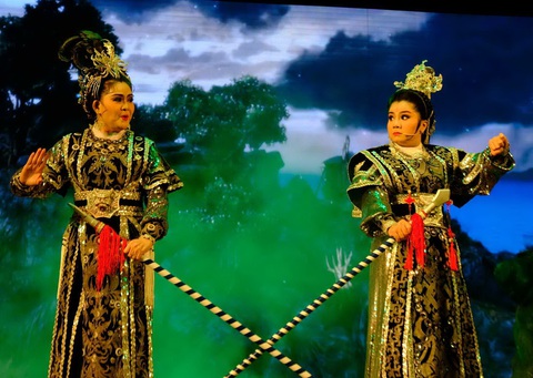 Nghệ sĩ Tú Sương và Trinh Trinh xuất hiện trong vở Mộc Quế Anh dâng cây - Ảnh: LINH ĐOAN Nghệ sĩ Tú Sương và Trinh Trinh xuất hiện trong vở Mộc Quế Anh dâng cây - Ảnh: LINH ĐOAN