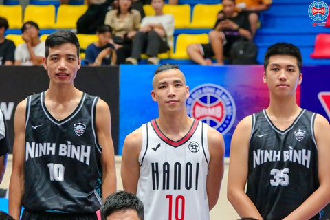 Hai tài năng bóng rổ trẻ ‘chạy sô’ vì bóng rổ Nghệ An - Ảnh 5. Nguyễn Phú Hoàng (giữa) cùng đội Hà Nội tiến vào chung kết - Ảnh: VBA