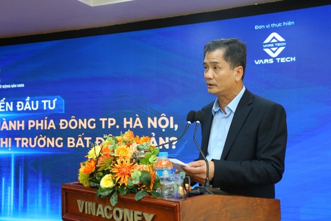 Thời điểm phù hợp để xuống tiền mua nhà - Ảnh 1. Phó chủ tịch Hiệp hội Bất động sản Việt Nam, kiêm Chủ tịch VARS Nguyễn Văn Đính phát biểu tại hội nghị công bố báo cáo thị trường bất động sản quý 2 và 6 tháng đầu năm - Ảnh: B.NGỌC