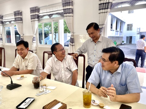 Ông Trần Văn Lâu - chủ tịch tỉnh Sóc Trăng (đứng) trao đổi với các doanh nghiệp - Ảnh: KHẮC TÂM Ông Trần Văn Lâu - chủ tịch UBND tỉnh Sóc Trăng (đứng) - trao đổi với các doanh nghiệp - Ảnh: KHẮC TÂM