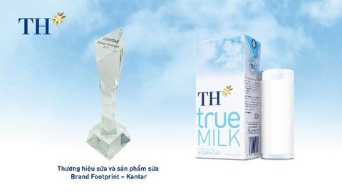 Tập đoàn TH thăng hạng trên bản đồ thương hiệu các mặt hàng tiêu dùng nhanh - Ảnh 1. TH được trao cúp Kantar cho thương hiệu hàng đầu trong lĩnh vực các mặt hàng tiêu dùng nhanh - Ảnh: TH