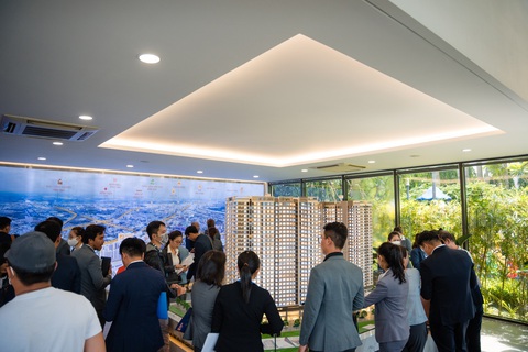 Chủ đầu tư Akari City triển khai các giải pháp tài chính đồng hành cùng người mua nhà - Ảnh 1. Khách hàng tìm hiểu sản phẩm căn hộ Akari City giai đoạn 2 tại một sự kiện diễn ra hồi giữa tháng 5 vừa qua