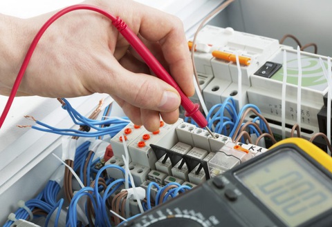 Nhân viên bảo trì điện làm công việc gì? Mô tả công việc chi tiết - Ảnh 4. Nhân viên bảo trì điện cần am hiểu về các thiết bị điện - Ảnh: Internet.