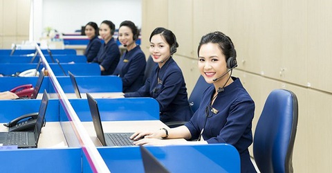 Chuyên viên tư vấn và 5 kỹ năng quan trọng không thể thiếu - Ảnh 3. Chuyên viên chăm sóc khách hàng đang làm việc tại một ngân hàng - Ảnh: Internet