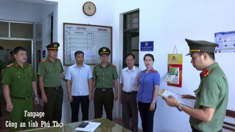 Hô biến đất rừng thành đất ở cho cháu họ, nguyên chủ tịch thị xã Phú Thọ bị bắt - Ảnh 1. Cơ quan an ninh điều tra đọc lệnh bắt bị can để tạm giam đối với Nguyễn Tiến Lâm - nguyên phó giám đốc Sở Kế hoạch và Đầu tư tỉnh Phú Thọ, nguyên chủ tịch UBND thị xã Phú Thọ, tỉnh Phú Thọ - Ảnh: Công an tỉnh Phú Thọ