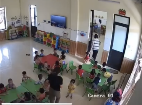 Nghi vấn học sinh mầm non bị cô giáo tát vào người, kéo lê dưới nền gạch vào phòng đánh tới tấp - Ảnh 1. Cô giáo tát vào người, kéo lê trẻ mầm non dưới nền gạch vào phòng bên cạnh rồi đánh tới tấp - Ảnh cắt từ clip