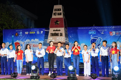 Từ Trường Sa thân yêu, 'Bài ca sinh viên' tỏa khắp mọi miền - Ảnh 1. Đêm nhạc ở đảo Trường Sa 2023 khởi đầu cho hành trình "Bài ca sinh viên" - Ảnh: NAM TRẦN