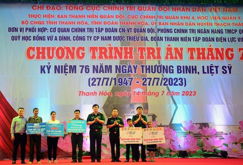 Chương trình “Tri ân tháng 7” của Tuổi trẻ Quân đội về với miền núi xứ Thanh - Ảnh 3. Ban tổ chức Chương trình "Tri ân tháng 7" trao kinh phí xây nhà ở cho các gia đình chính sách ở huyện Thạch Thành (Thanh Hóa) - Ảnh: CTV