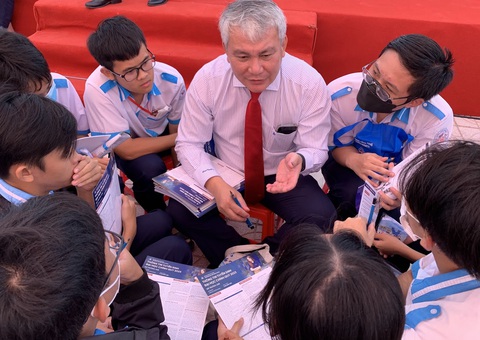 Trường đại học Bách khoa TP.HCM công bố điểm sàn xét tuyển kết hợp - Ảnh 1. PGS.TS Bùi Hoài Thắng chia sẻ thông tin tuyển sinh với thí sinh trong Chương trình tư vấn tuyển sinh - hướng nghiệp 2023 do báo Tuổi Trẻ tổ chức - Ảnh: TRẦN HUỲNH