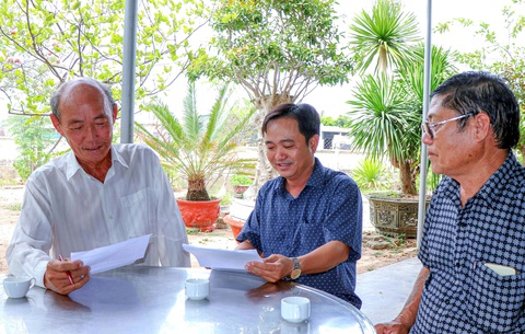 Dừng thu hồi đất dự án nhà máy điện hạt nhân: Dân vui vì được 'cởi trói' sau 13 năm - Ảnh 1. Người dân phấn khởi khi được Bí thư Đảng ủy xã Vĩnh Hải Nguyễn Thành Mỹ (giữa) thông báo về việc hủy bỏ các thông báo thu hồi đất thực hiện dự án xây dựng nhà máy điện hạt nhân - Ảnh: D.NGỌC