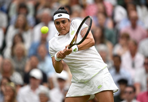 Ons Jabeur đấu Vondrousova tại chung kết Wimbledon 2023 - Ảnh 3. Ons Jabeur có màn ngược dòng cảm xúc trước Sabalenka - Ảnh: REUTERS