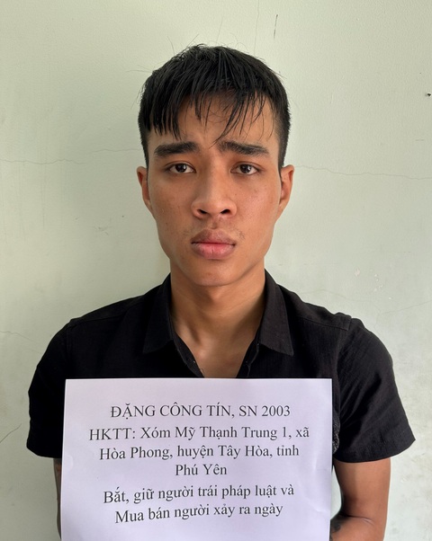 Tín bị công an tạm giữ - Ảnh: T.D. Đặng Công Tín bị công an tạm giữ - Ảnh: T.D.