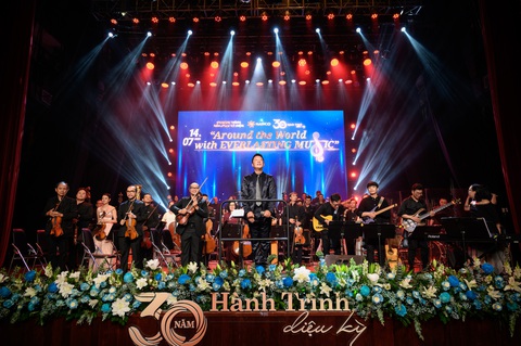 BẢN HÒA CA DIỆU KỲ HÀNH TRÌNH 30 NĂM SASCO - Ảnh 4. Chương trình hoà nhạc Around the world with everlasting music do Nhạc trưởng Lê Phi Phi và Dàn nhạc Nhà hát giao hưởng, nhạc – vũ kịch TP.HCM biểu diễn. Ảnh: Đ.H