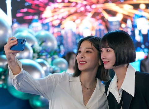 ‘Celebrity’: Góc khuất cuộc sống của người nổi tiếng mạng xã hội - Ảnh 4. Thế giới người nổi tiếng trong Celebrity chỉ toàn mặt tối, khiến ai cũng khiếp sợ - Ảnh: Soompi